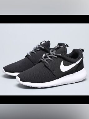Nike Roshe One Black White Women’s Size 8 Lightweight Running Sneaker